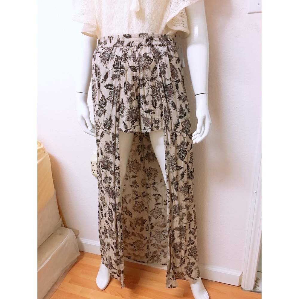 NWOT✨ Skirt with Built in Shorts